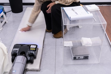 Hier wiegen Mitarbeitende, wie viel Wasser nach dem Wischen des Bodens im Lappen hängen bleibt.