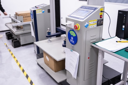 Hier testet Dreame die Verpackung auf ihre Robustheit.