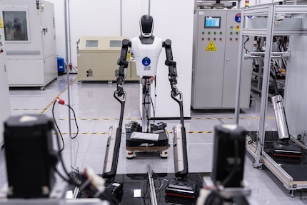 Ein Roboter mimt das Saugen.