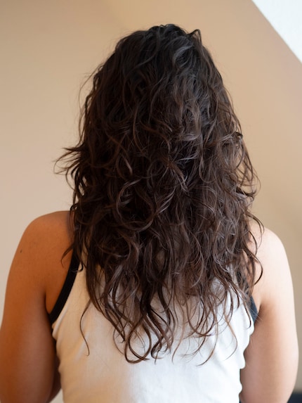 Rechts: Die Hydration Curl Cream lässt meine Wellen definierter erscheinen.