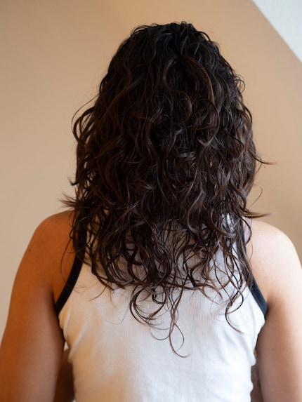 Rechts: Das Defining Gel fixiert meine Wellen. Sie sind kompakter und bleiben für den Rest des Tages bouncy.