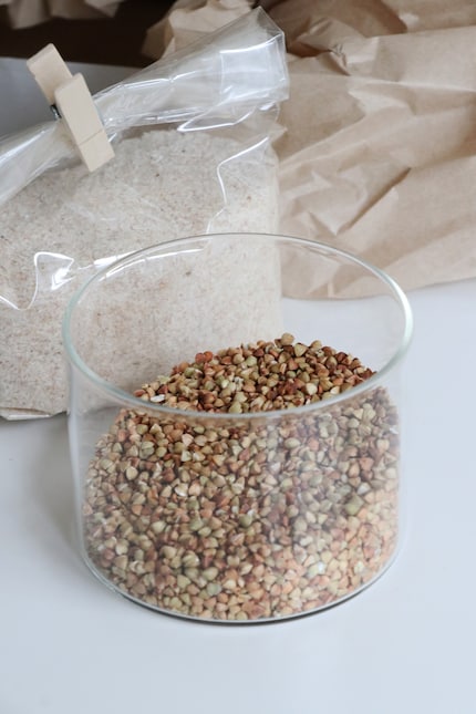 Geröstete Buchweizenkörner geben ein hervorragendes Salattopping ab.