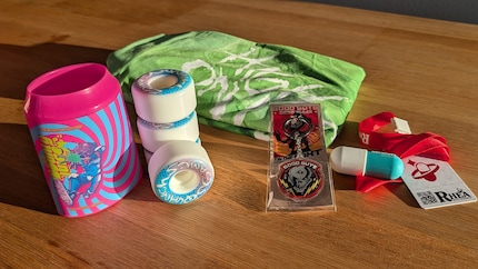 Das kannst du gewinnen: «Bounty Juice»-Getränke-Sleeve, «Squanch Games»-Skateboardräder, «High on Life 2»-Shirt, «Good Guys»-Schlüsselanhänger, «High on Life 2»-USB-Stick in Pillenform und ein Badge der bösen Pharma-Firma «Rhea Pharmaceuticals».