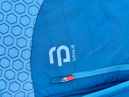 Der gefütterte Brustbereich mit Tasche ist für mich ein Highlight der Jacke.