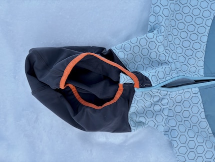 Hochgeschlossener Kragen und Kapuze, falls ein eisiger Wind weht.