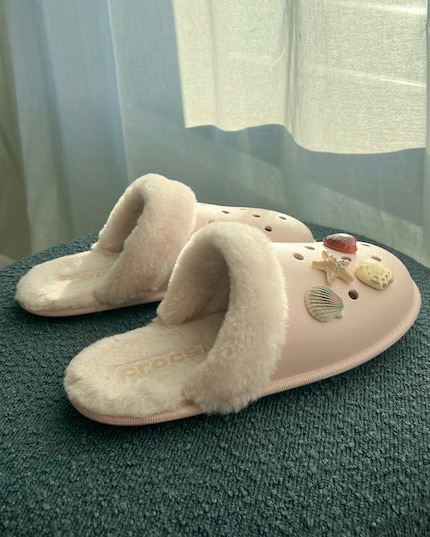 Kann wie klassische Crocs mit Jibbitz geschmückt werden.