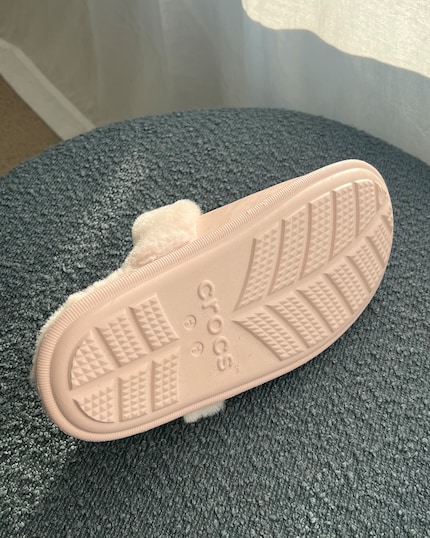 Der Classic Fuzz Scuff hat eine Croslite-Aussensohle.