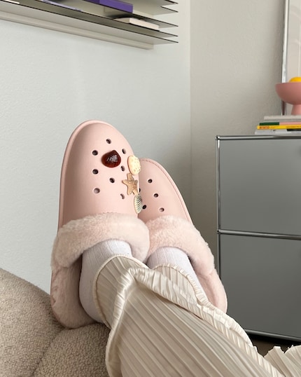 Crocs Classic Fuzz Scuff: schön flauschig und bequem.