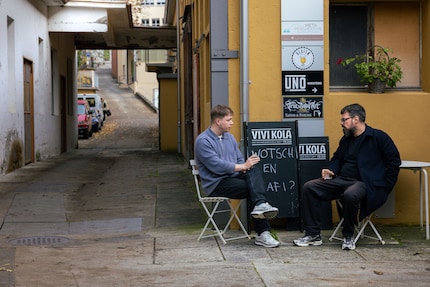 Kaffeekränzchen vor der Rösterei.