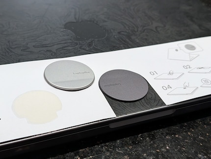 BenQ legt zwei Magnetknöpfe bei und eine Papierschablone, um diese am richtigen Ort anzubringen.