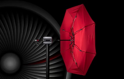 Mit dieser stylischen Aufnahme aus dem Windkanal bewirbt der Hersteller seinen Schirm.