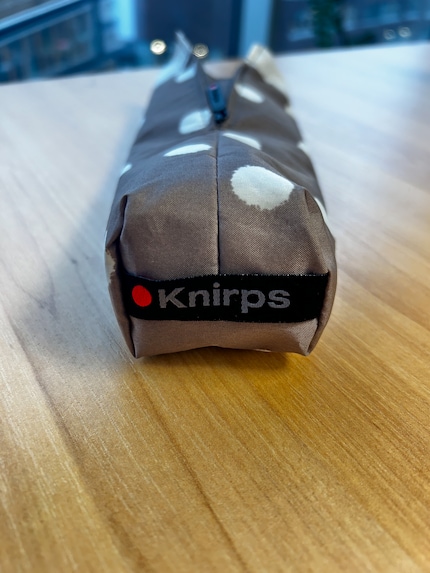 Die Hülle hat eine Lasche zum Aufhängen, immerhin.