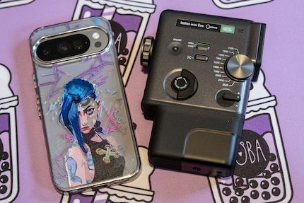 Grössenvergleich der Mini Evo Cinema mit meinem Google Pixel 10 Pro.