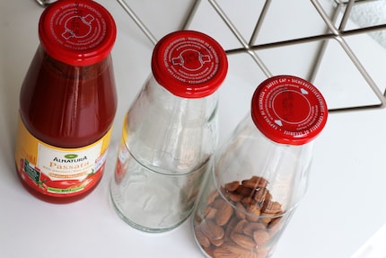 Die Evolution eines Passata-Behälters. Wer genau hinsieht, merkt, dass auch das volle Glas seine besten Zeiten hinter sich hat. Mir fehlt wirklich der Durchblick ...