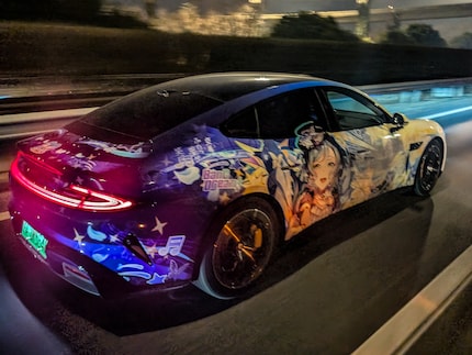 Zu schnell für ein scharfes Foto: dieser schick folierte Flitzer.