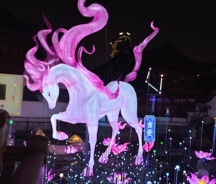 2026 ist das Jahr des Pferdes, weshalb es in den Lichtinstallationen nicht fehlen darf.