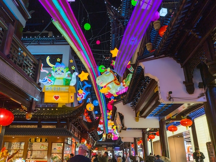 Die Strassen sind voll von bunten Lichtern und süssen Maskottchen.