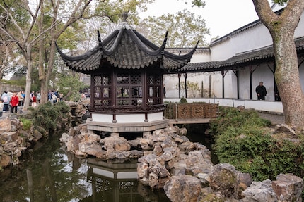 An vielen Stellen des grossen Gartens gibt es diese wunderschönen Pavillons.