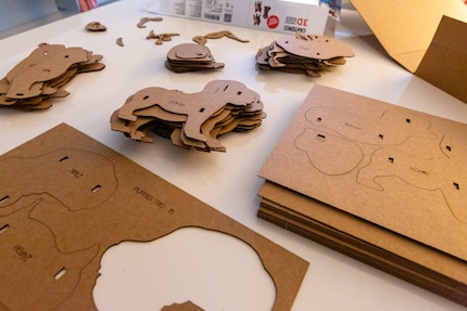 Ausgelöste Kartonteile vor dem Zusammenbau des «Puppies Trio» von Cartonic.