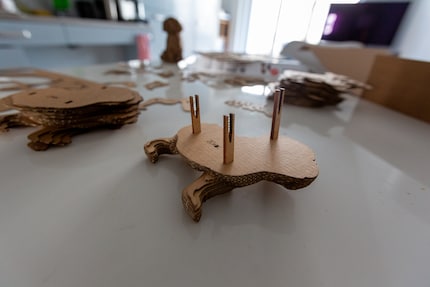 Holzstäbe stabilisieren die Kartonschichten und halten die Figur ihrer Form.