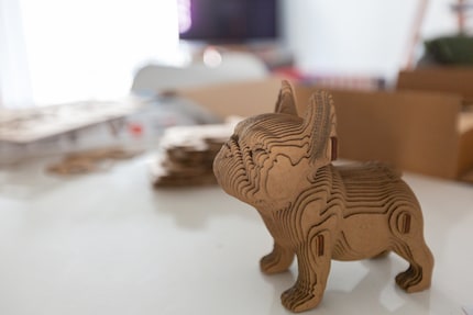 Die fertige Bulldogge zeigt die typische Schichtoptik der Cartonic-Modelle.