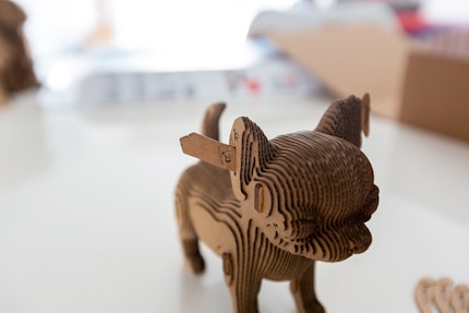 Filigrane Elemente wie die Ohren setzen vollständig auf Karton – zulasten der Stabilität.