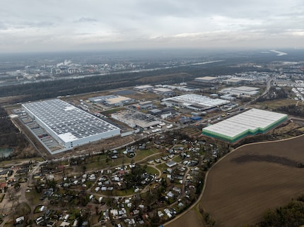 ON2 ist links zu sehen, ON1 ist die grüne Lagerhalle rechts im Bild