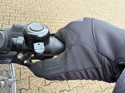 Die Handschuhe sitzen bei mir perfekt; ich habe gute Kontrolle am Lenker und keine Probleme, mit dem Daumen die Schaltung zu bedienen.