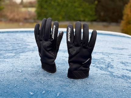 Nein, das hier ist nicht die Position, in der die Handschuhe trocknen. Mir gefiel einfach, dass ich die «grünen» Handschuhe in schöner Pose auf einem blauen Autodach fotografieren konnte.