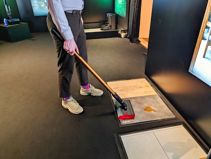 Der Nassreiniger ist kompakt und leicht, er lässt sich einhändig nutzen.