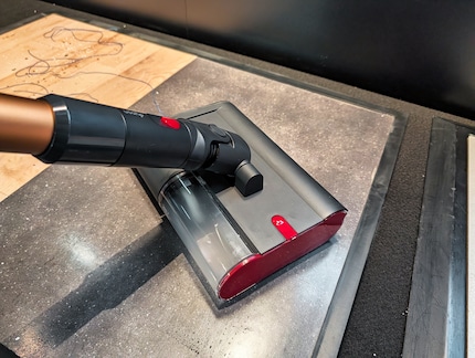 Die Rolle wischt den Boden und reinigt sich gleich selbst.