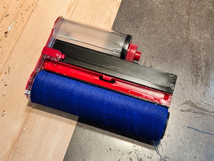 Der untere Teil der Düse mit Rolle, Schmutzbehälter und Abwassertank.