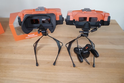 Links die Replika, rechts das Original (ohne Sichtschutz).