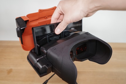 Um die Konsole einzuschieben, muss ich zunächst die Joy-Cons entfernen.