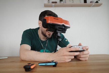 Ich lache, trotz Nackenschmerzen.