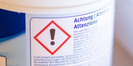 Lese die Warnhinweise aufmerksam durch und informiere dich über Risiken, bevor du mit Wasserbleiche arbeitest.