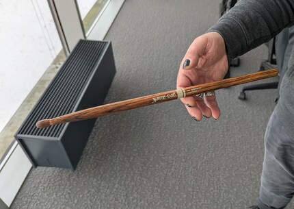 Den Schwerpunkt des Sticks findest du einfach durch Ausbalancieren heraus.