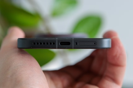 Geladen wird über USB-C oder kabellos.