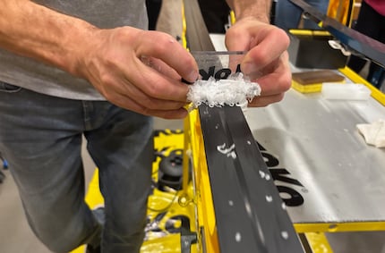 Was zu viel ist, kommt weg. Denn sonst bremst der Ski, statt locker zu gleiten.