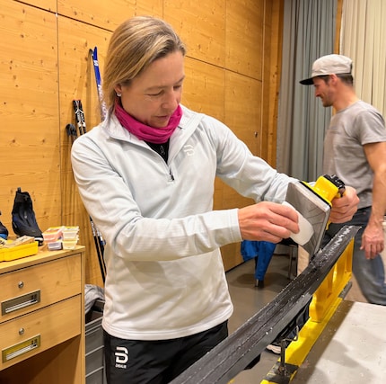 Das Wachs schmelzen und grosszügig auftröpfeln.