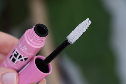 Eine ganz gewöhnliche Spoolie-Bürste, ähnlich gross wie bei einer Wimperntusche.