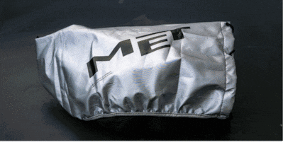 Der Name ist Programm: der Trenta 3K Carbon von MET in mattem Schwarz und Carbon.