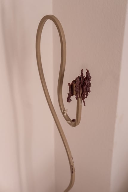 Ein Hingucker: der geschwungene, pulverbeschichtete Kerzenständer von Ferm Living.