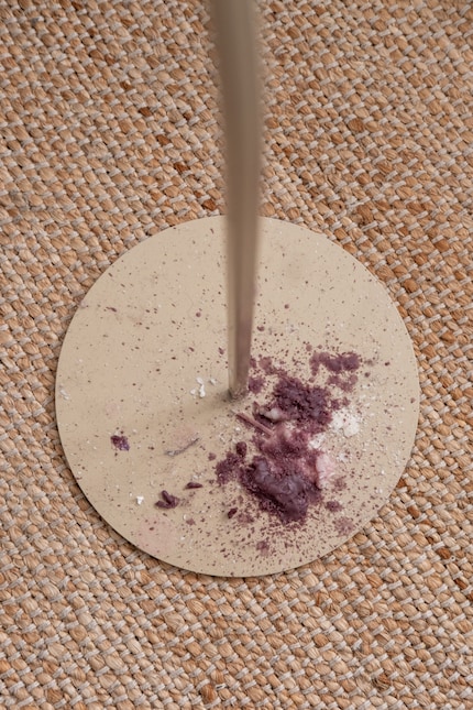 Doch die Nähe zum Boden tut ihm nicht gut: Es sammelt sich neben Wachs auch Staub an.