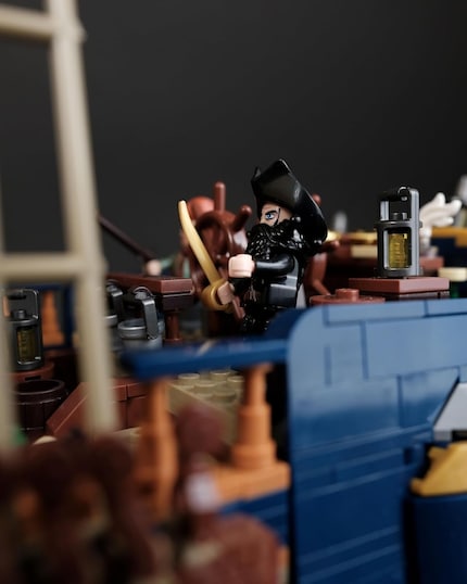 Kapitän Blackbeard steht auf der Queen Anne’s Revenge und verleiht der Szene durch die Figur eine erzählerische Dimension.