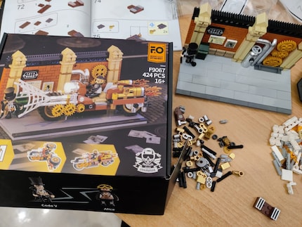 Bevor das Licht leuchtet, ist Handarbeit gefragt: Aufbau, Verkabelung und Feinarbeit gehören bei Lumibricks zum Konzept.