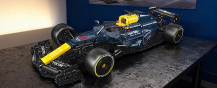 Der Mould-King-Rennwagen setzt auf technische Detailfülle und ist klar als ausstellungsreifes Technikmodell für Erwachsene gedacht.