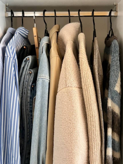 Die fünf Hosen nehmen im Schrank kaum Platz weg.