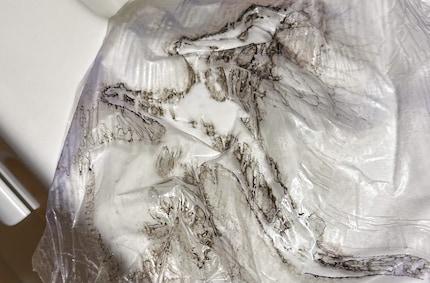 Auf der Folie bleibt ein Abdruck meines Drachens zurück.