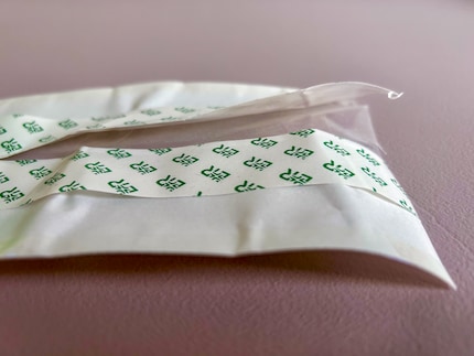 Der Folienverband kommt auf einer Rolle. Du kannst einfach ein passendes Stück abschneiden.
